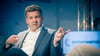 Sachsen-Anhalts Wirtschaftsminister Sven Schulze (CDU) steht bei der „Zeitenwende on tour“ den Bürgern in Halberstadt Rede und Antwort.