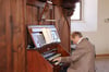 Ernst-Ulrich Jürgens spielt auf der Orgel, für deren Restaurierung Jürgen Weitkamp, im Januar verstorbener Ehrenbürger der Stadt, ebenfalls Spenden gesammelt hatte,