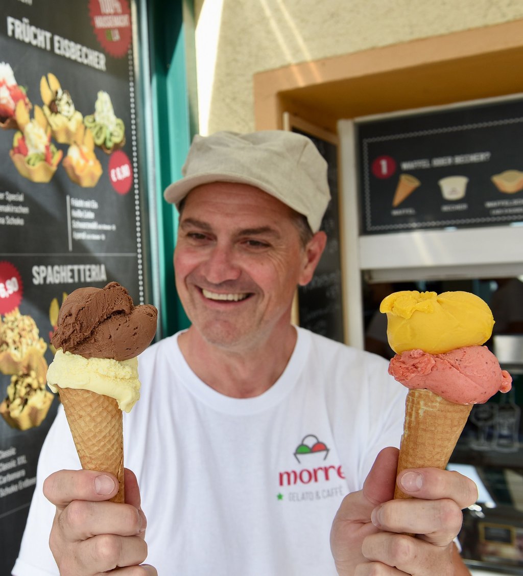 Davide Morre, Besitzer vom Eiscafé Morre Gelato in Seeburg, präsentiert die Lieblingssorten seiner Kunden. Dabei kostet eine Kugel Eis ab diesem Jahr 20 Cent mehr als bisher.