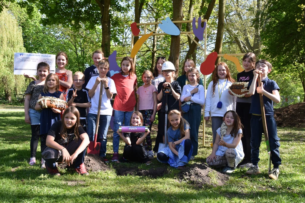 So sieht Vorfreude aus: Der Kinderrat hat sich zur Grundsteinlegung für die Kinderstadt versammelt. Am 13. Juni soll Eröffnung gefeiert werden.