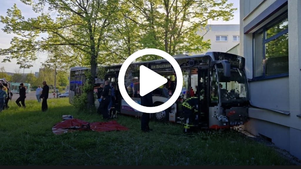 Bei einem Busunglück in Halle-Neustadt wurden mehrere Personen verletzt.