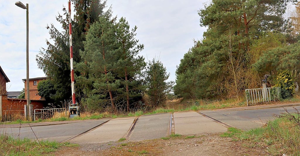 Dieser Bahnübergang in Kusey macht die Anwohner wütend. Sie fordern den Rückbau. Aber keiner will ihn finanzieren.