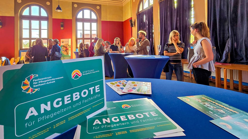 Wegbereiter und Wegbegleiter des Fachzentrums, Experten und Vertreter aus der Politik kommen in Bernburg miteinander ins Gespräch.