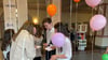 Zettel mit Begriffen, die Schülern zu den Werken von Käthe Kollwitz einfielen, waren an Luftballons befestigt und stießen auf Interesse. Im Haus Käthe Kollwitz des Halberstädter Gymnasiums Martineum wurde anlässlich des 80. Todestages der Künstlerin eine Ausstellung eröffnet.