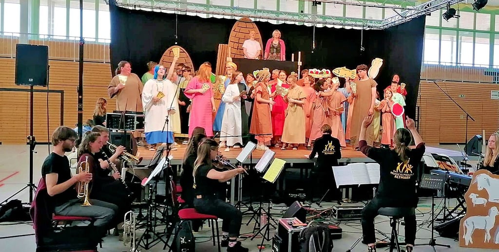 Die Darsteller auf der Bühne und das kleine Orchester setzten die biblische Geschichte von Joseph und seinen Brüdern gekonnt um.