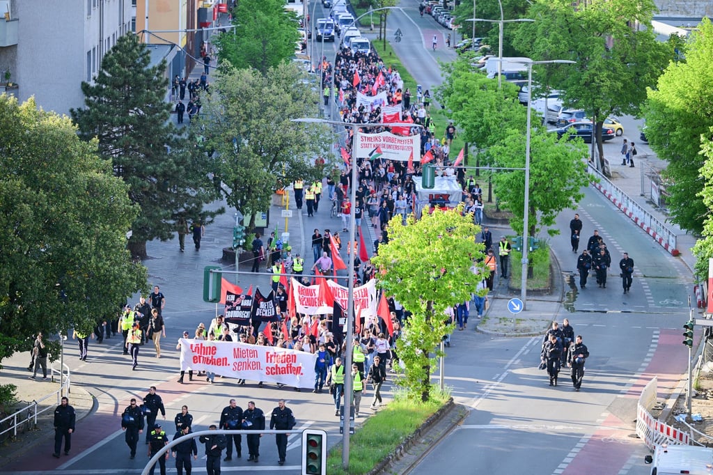 „Nie wieder Krieg“ heißt es auf einem Plakat.