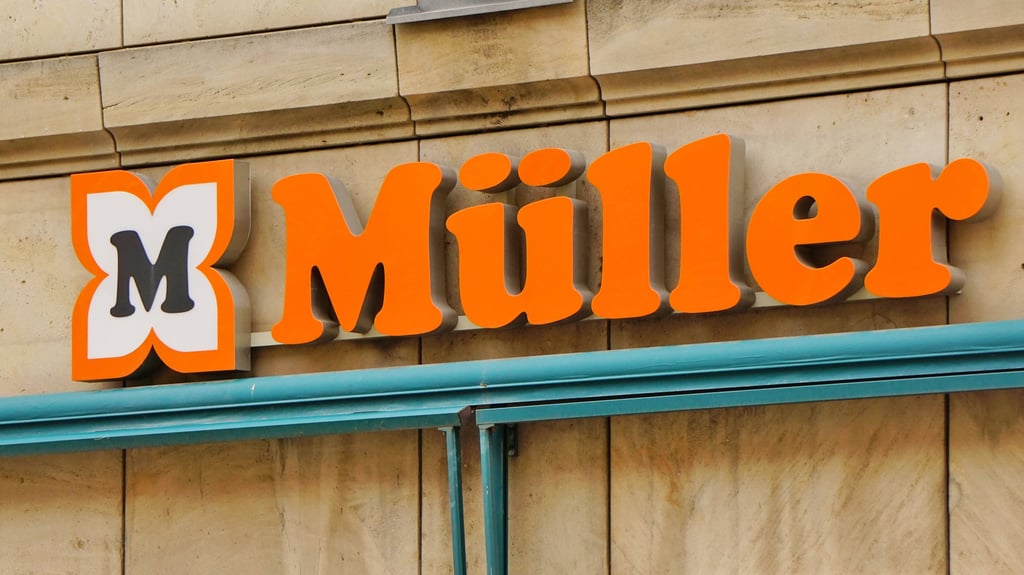 Das Figuren-Set „Voyeure“ des Modellbauherstellers Noch zeigt halbnackte Frauen, einen Mann mit Fernglas und ein Kind mit verdeckten Augen.