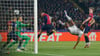 Denzel Dumfries (M) gelang per Seitfallzieher das 2:0 für Inter in Barcelona.
