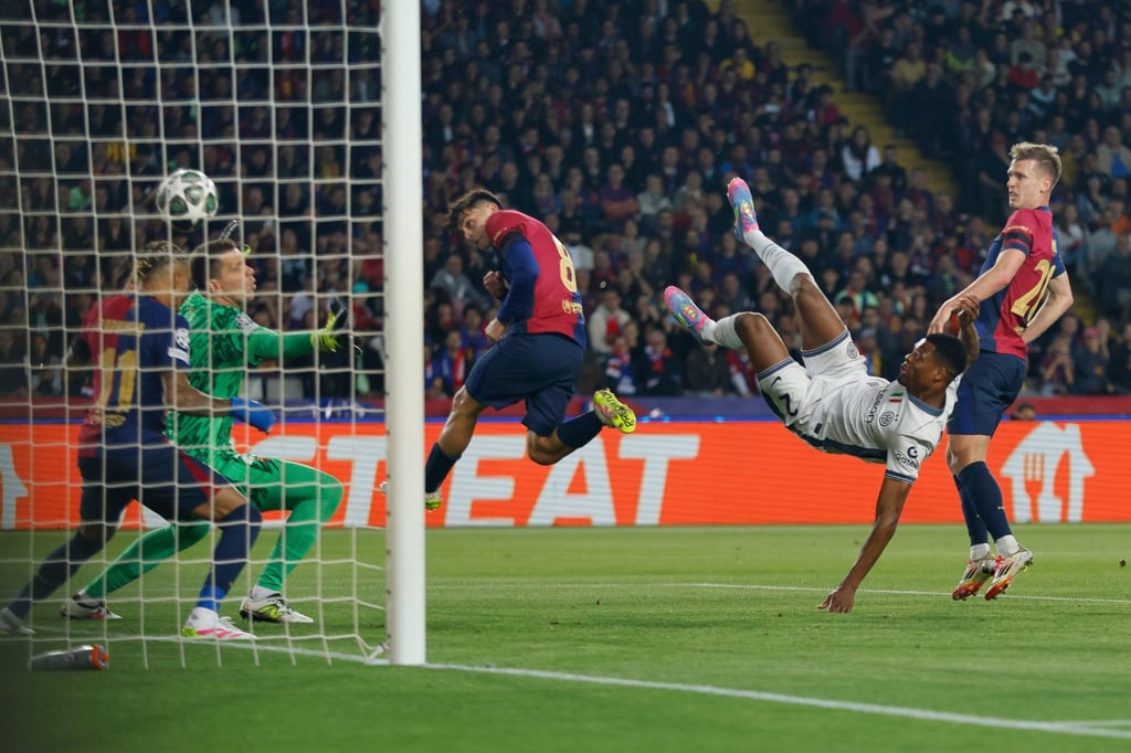 Denzel Dumfries (M) gelang per Seitfallzieher das 2:0 für Inter in Barcelona.