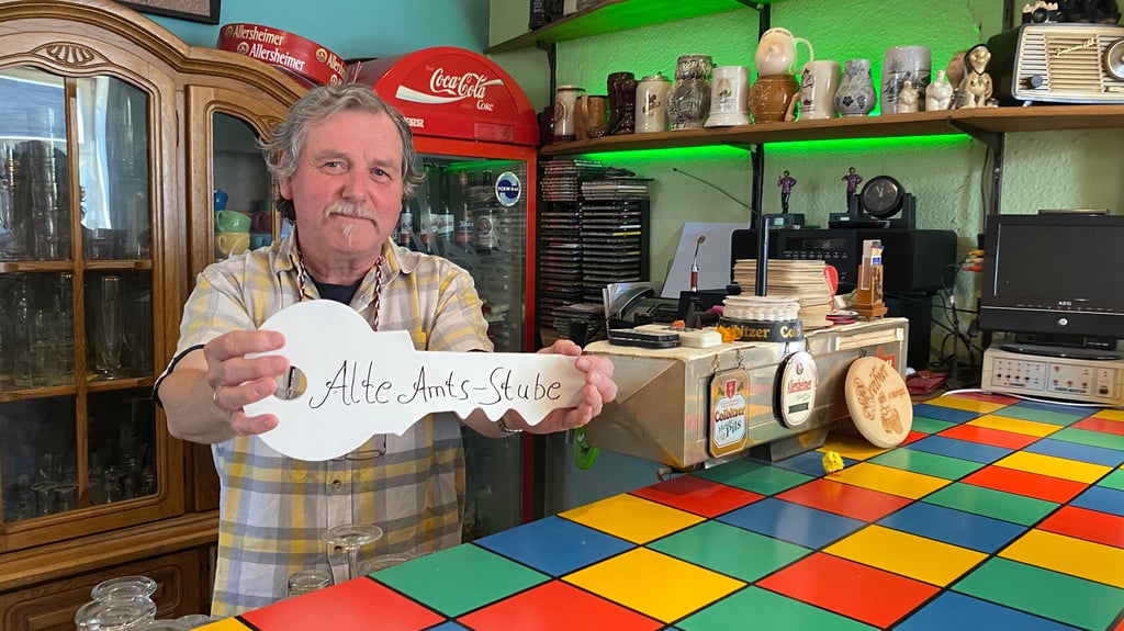 Gerold Baake gibt den Schlüssel ab. Er schließt die „Alte Amts-Stube“, seine Kneipe in der Wernigeröder Innenstadt.