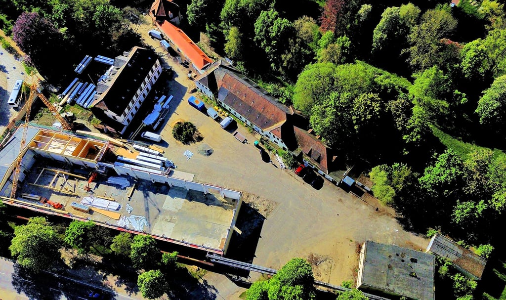 Es geht voran im Herzen von Bad Lauchstädt. Rund um die Abfüllhalle baut die St. Leonhardsquelle. Das frisch gedeckte Dach gehört dem Kurmittelhaus.