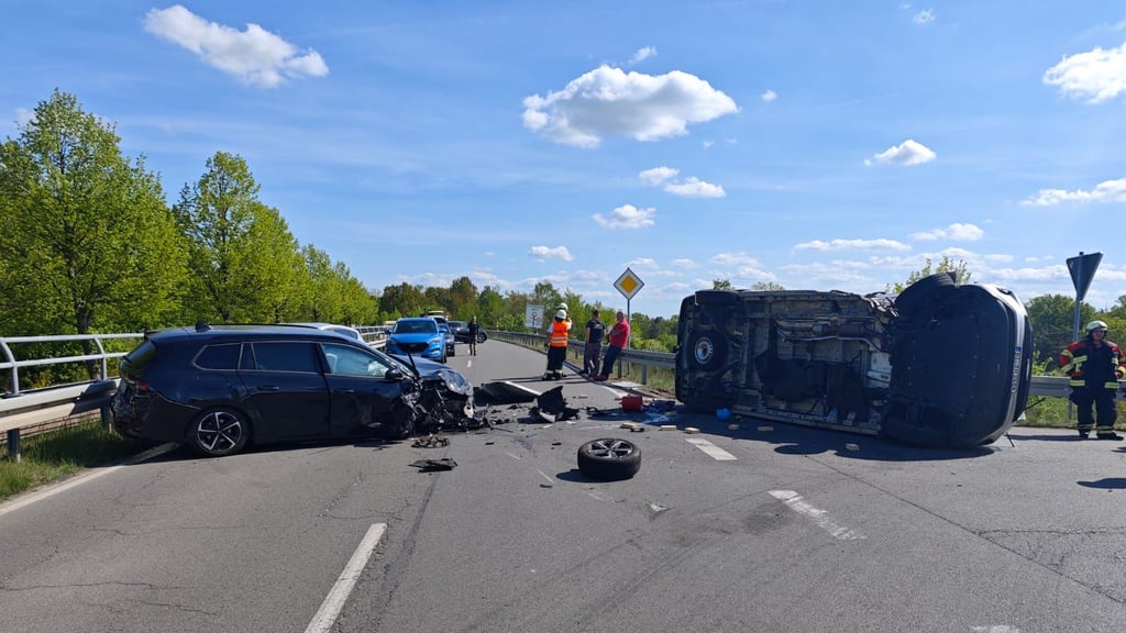 Drei Fahrzeuge werden bei einem Unfall in Coswig beschädigt. Ein Auto landet auf der Seite.