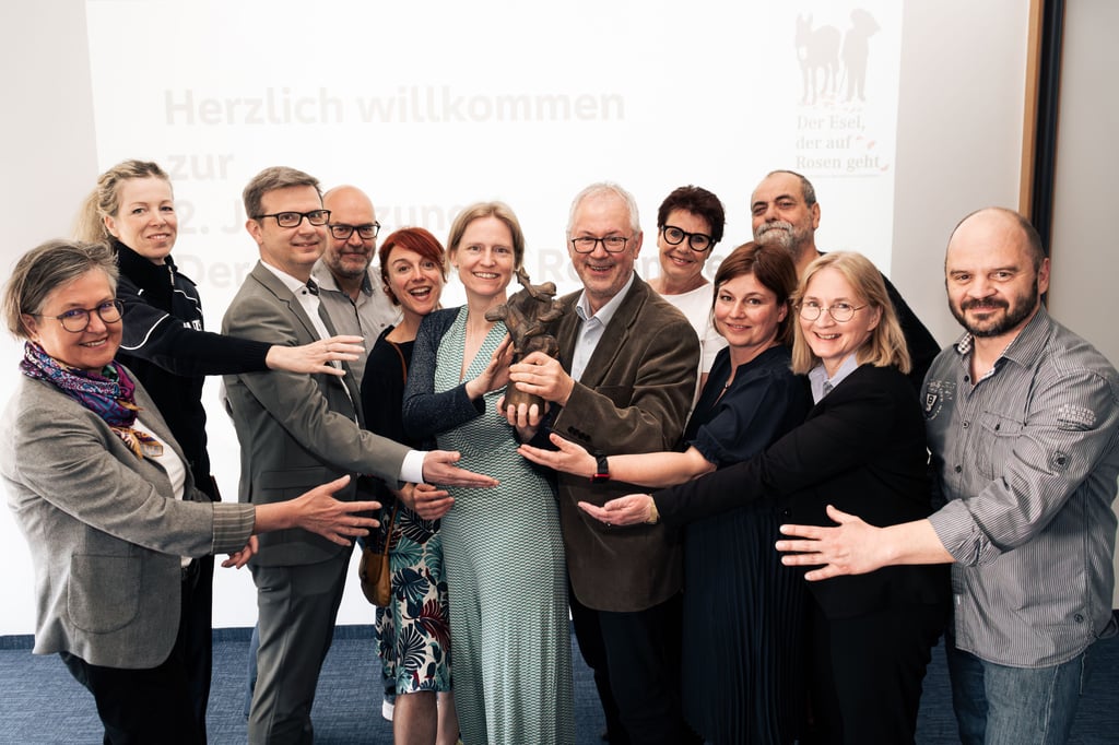 Die Jury des Ehrenamtspreises „Der Esel, der auf Rosen geht“ mit dem Esel-Pokal: Die Preisverleihung ist am 13. Juni im Neuen Theater.