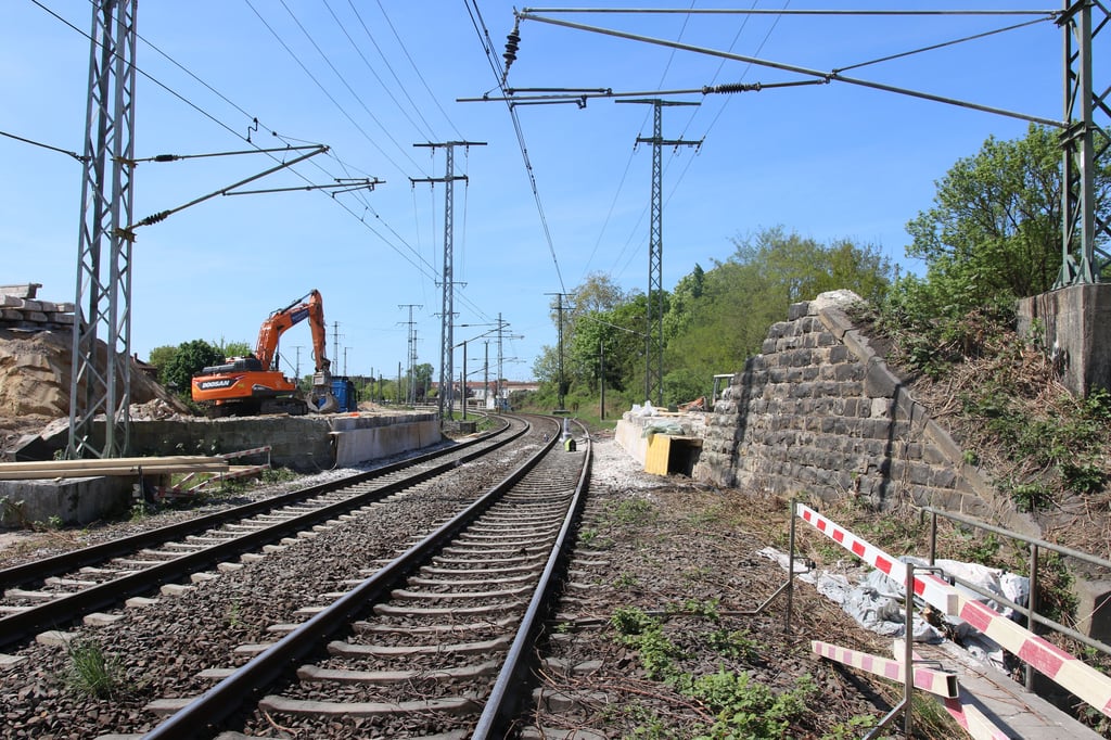 So sehen die Überreste der Kanonenbrücke über die Bahngleise in der Lüderitzer Straße in Stendal am 30. April 2025 aus.
