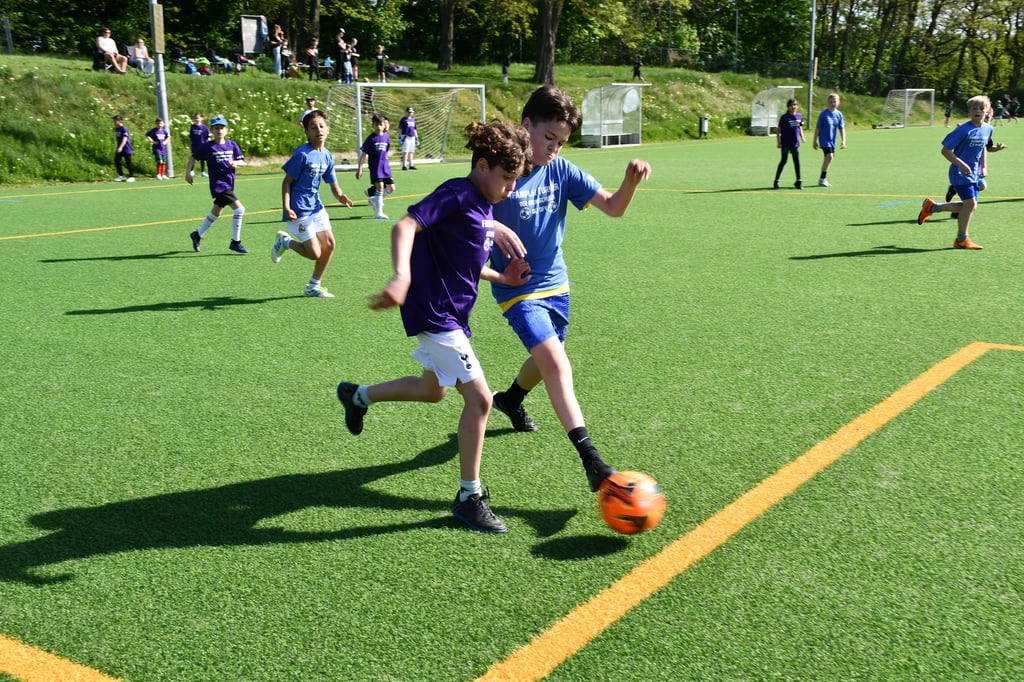 Magdeburger Schulsozialarbeiter haben die Kinder in der Fußball-AG vorbereitet.