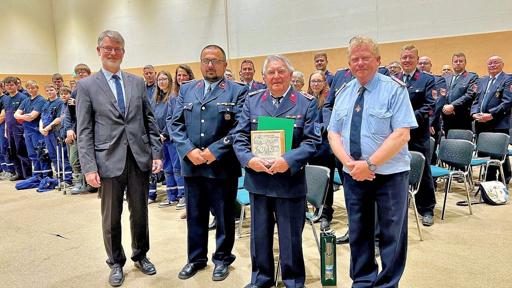 Heinz Holzmann (2. v. r.) ist seit 70 Jahren Mitglied in der Feuerwehr. Dazu gratulierten Braunsbedras Bürgermeister Steffen Schmitz (l.), Stadtwehrleiter Thomas Schulze (r.) und der Roßbacher Ortswehrleiter Jens Pippel (2. v. l.).