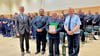 Heinz Holzmann (2. v. r.) ist seit 70 Jahren Mitglied in der Feuerwehr. Dazu gratulierten Braunsbedras Bürgermeister Steffen Schmitz (l.), Stadtwehrleiter Thomas Schulze (r.) und der Roßbacher Ortswehrleiter Jens Pippel (2. v. l.). 