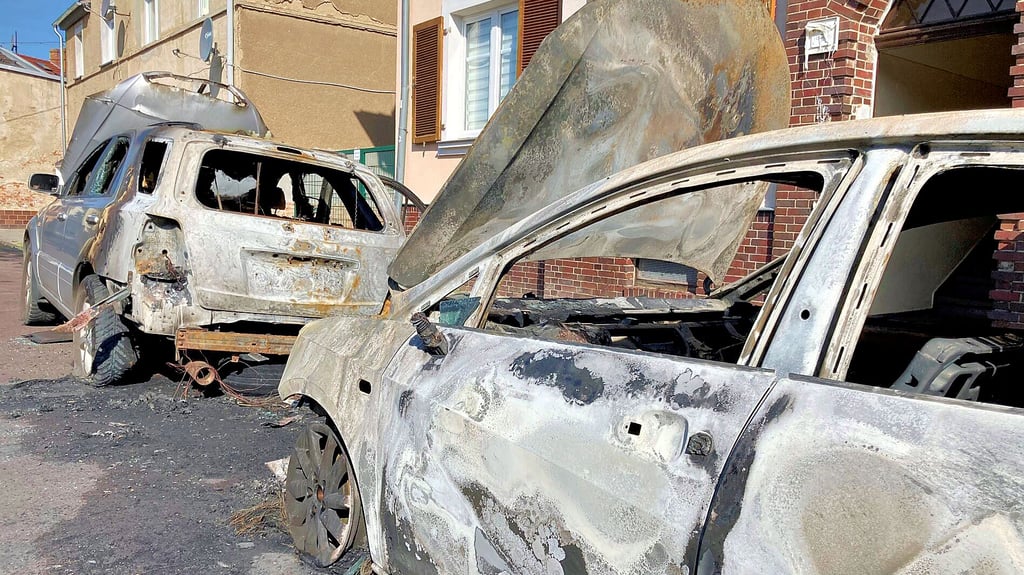 Zwei hintereinander parkende Autos brannten in der Nacht am Schäferberg in Bernburg aus.