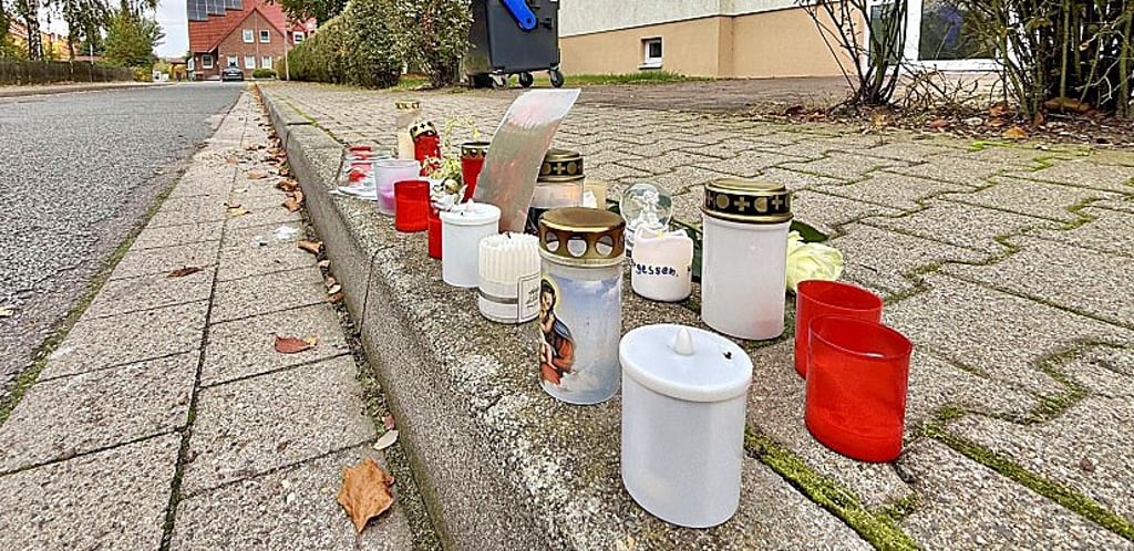 Auf dem Birkenweg brannten nach der Tat Kerzen.