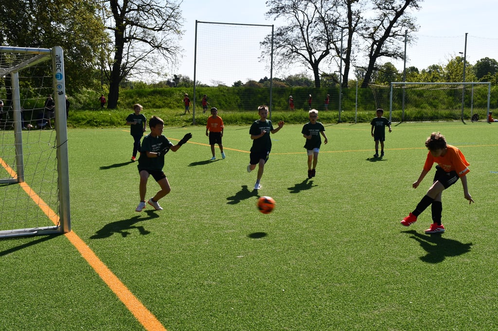 Das Fußball-Turnier in Magdeburg soll auch zu Integration beitragen.