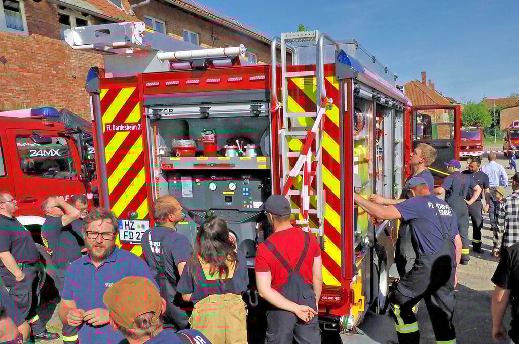 Aus der ganzen Region waren Feuerwehrleute gekommen, um sich das neue Löschfahrzeug in Dardesheim anzuschauen.