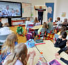  Nir Lasri zeigt den Schülern der Grundschule Welsleben die jüdische Gebetskleidung. 