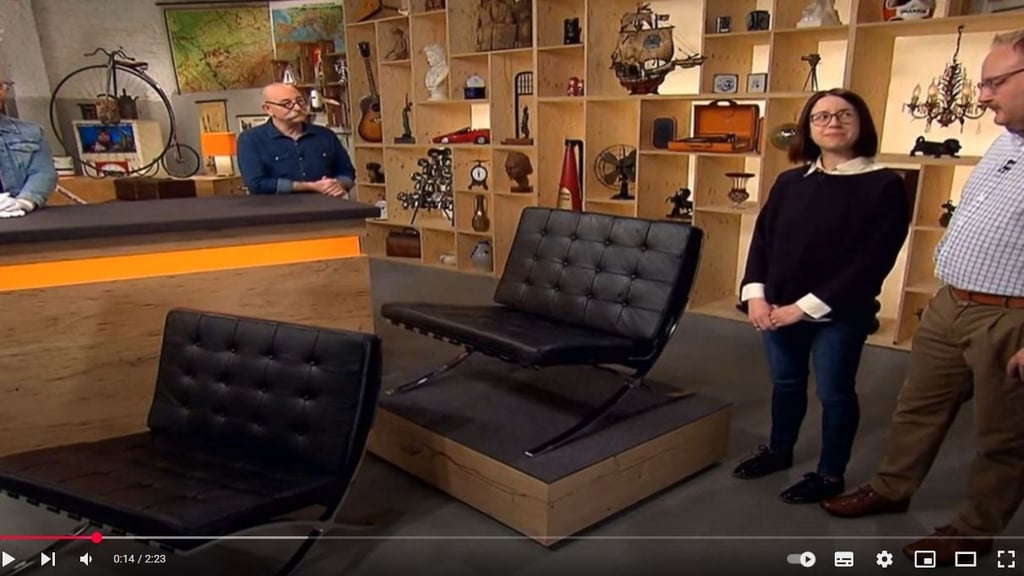 Das Ehepaar Cornelia und Matthias Schröppel will zwei Designersessel verkaufen.