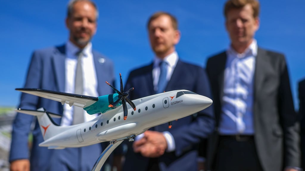 Ein Modell der D328 Eco. Die Maschine nach Herstellerangaben eine nachhaltigere Weiterentwicklung der Anfang der 90er Jahre gebauten Dornier 328. Sie soll künftig am Flughafen Leipzig/Halle gebaut werden.