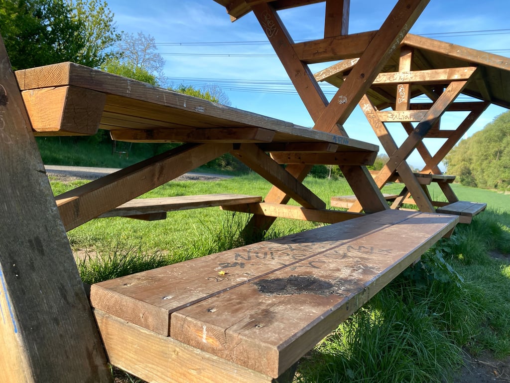 Erneut wurden die Sitzbänke am Rastplatz in Magdeburg-Diesdorf beschädigt.