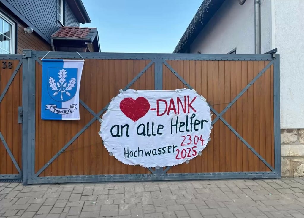 Ein Plakat in Anderbeck dankt den Helfern - und spricht damit für viele.