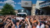Bochums Spieler stehen vor dem Auswärtsspiel in Heidenheim vor dem Teambus, nachdem sie durch ein Spalier von Fans gefahren waren.