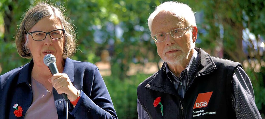 DGB-Referentin Regina Stipani und Ortsverbandschef Friedel Meinecke bei der Kundgebung auf dem Karlsplatz.