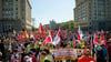 Sie gehen am Tag der Arbeit auf die Straße: Gewerkschafter fordern bei einer Demonstration in Berlin bessere Löhne.