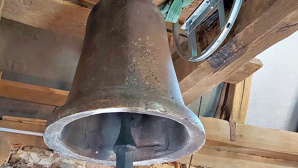 Die restaurierte Glocke hängt wieder im Glockenturm und ist an das elektrische Läutewerk angeschlossen. Am 21. Juni erfolgt die Einweihung.