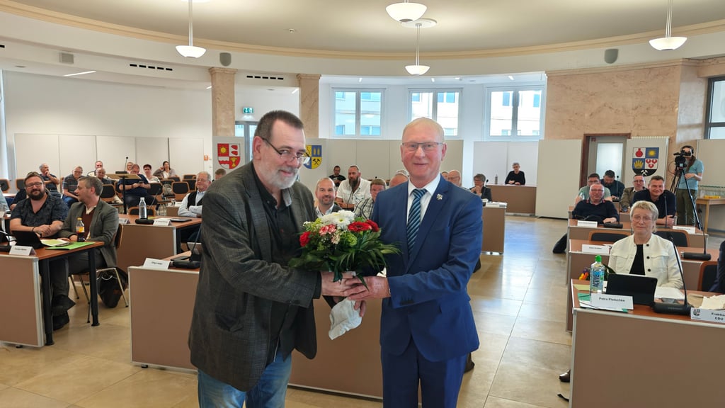 Armin Schenk bekommt die Glückwünsche vom Stadtratsvorsitzenden Henning Dornack (l.).