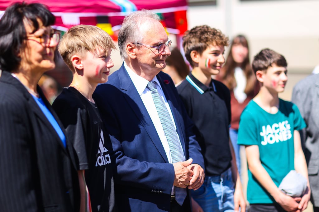 Zum Europatag am Burgstadtgymnasium Querfurt überraschten die Kinder Bildungsministerin Eva Feußner und Ministerpräsident Reiner Haseloff (beide CDU) mit einem vielseitigen Programm.
