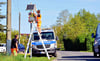 Am Mittwoch haben Jörg Schild (li.) und Tobias Nitschke von der Firma Verkehrstechnik Thiele die Messanlage in Libbesdorf installiert. 