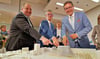 Freuen sich über den Entwurf für das Zukunftszentrum (von rechts): OB Alexander Vogt, Bürgermeister Egbert Geier und der Beigeordnete René Rebenstorf.