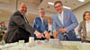 Freuen sich über den Entwurf für das Zukunftszentrum (von rechts): OB Alexander Vogt, Bürgermeister Egbert Geier und der Beigeordnete René Rebenstorf.
