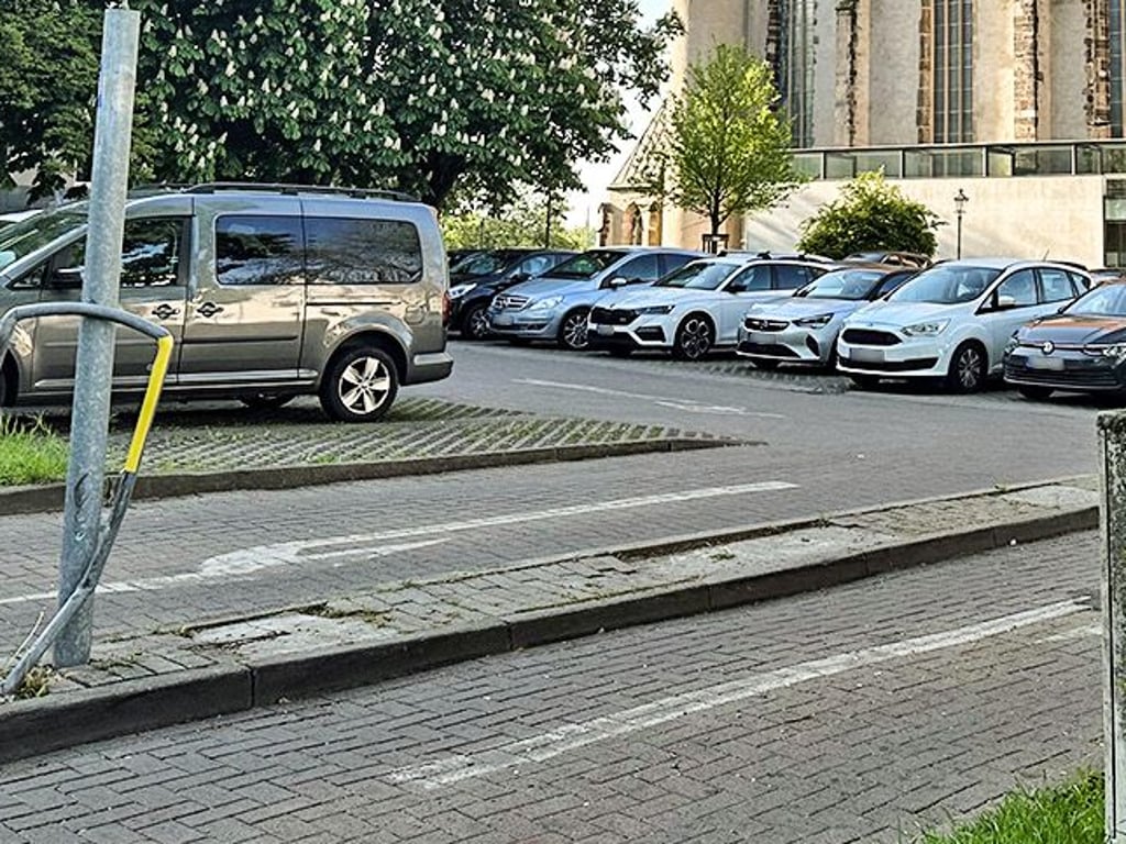 Die Einfahrt zu diesem Parkplatz in Magdeburg ist eng.