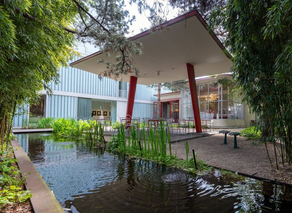 Zwei Galerien und ein Café teilen sich die historische Tankstelle in Berlin-Schöneberg.