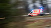 Unter Lebensgefahr wird der Fahrer eines Krankenfahrstuhls in ein Krankenhaus gebracht. (Symbolbild)