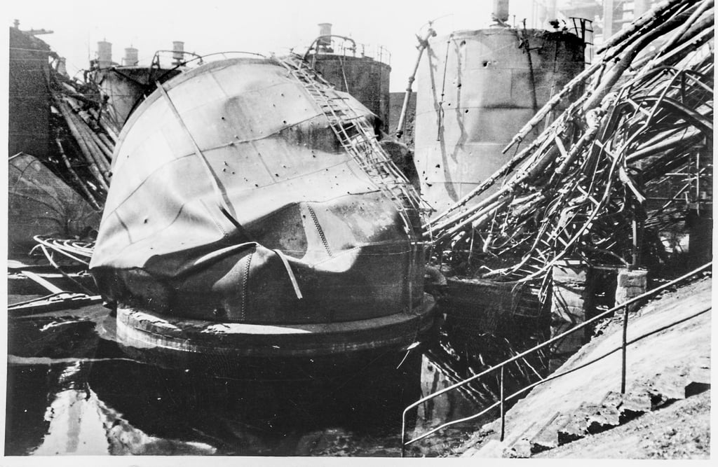 Die Bomben richten in Leuna schwere Schäden an, wie hier 1944 am Sumpfphasenzwischentank am Bau 810.