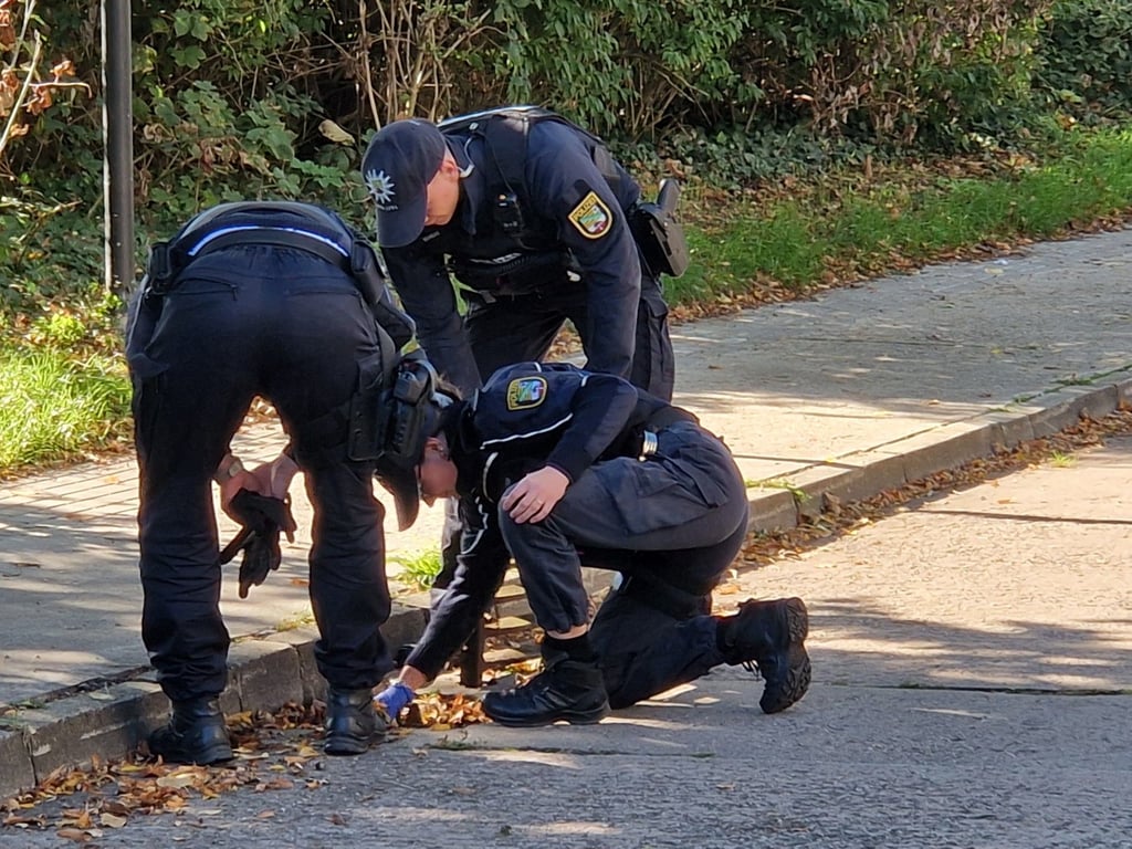 Die Polizei hatte nach der Messerattacke in Burg, bei der ein Syrer auf offener Straße verstorben ist, umgehend die Ermittlungen und Spurensuche im Südring eingeleitet.