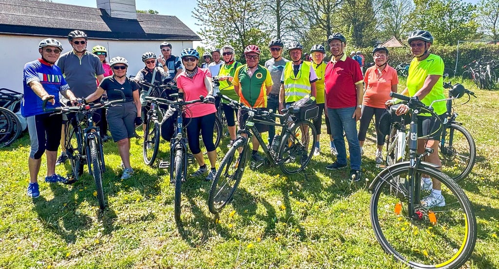 Eine Gruppe des Radfahrerklubs Solidarität 1895 Gera bei einem Stopp am Grünen Dreieck in Trebnitz, an der Landesgrenze zu Thüringen