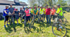Eine Gruppe des Radfahrerklubs Solidarität 1895 Gera bei einem Stopp am Grünen Dreieck in Trebnitz, an der Landesgrenze zu Thüringen 