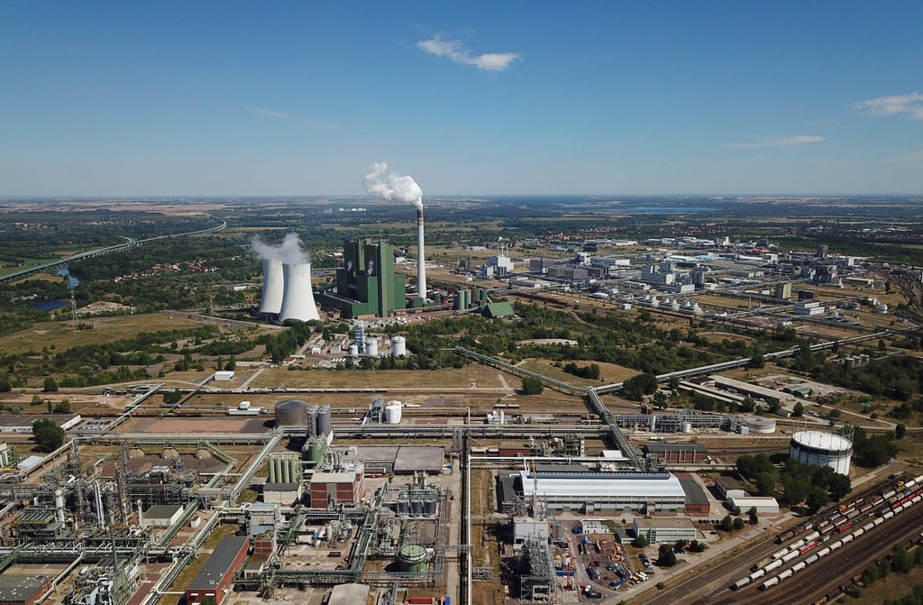 Blick auf den Dow-Chemiepark in Schkopau. Dort betreibt das Unternehmen nicht nur selbst Anlagen. Markant ist das Braunkohlekraftwerk.