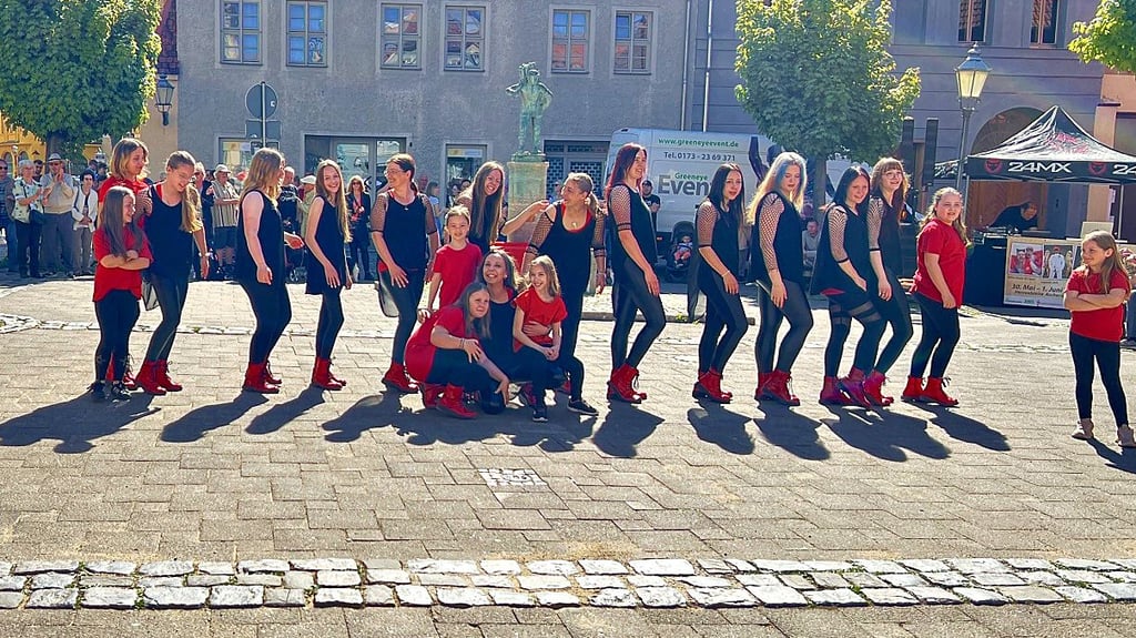 Der Auftritt der Butzekids gehört schon fast traditionell zum Maifeiertag in Aschersleben: Diesmal waren auch Tänzerinnen der Helms-Akademie dabei.