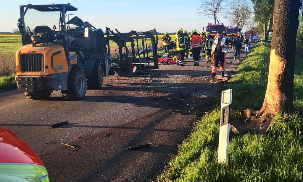 Aufräumarbeiten nach dem Unfall.