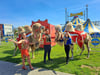 Hereinspaziert: Letizia Frank (links) mit Trampeltier „Kazan“, Jongleur Franjo Urban (Mitte) sowie Michelle Sperlich mit Trampeltier „Ivan“ vom Circus Salino freuen sich auf Besucher im großen Zelt auf der Wiese am Heuweg-Center. Der Zirkus gastiert dort noch bis zum 11. Mai. 